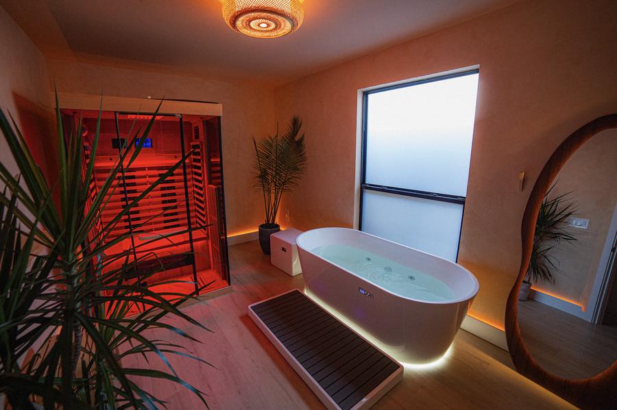 A private suite at Cøntrast with infrared sauna, cold plunge tub and shower